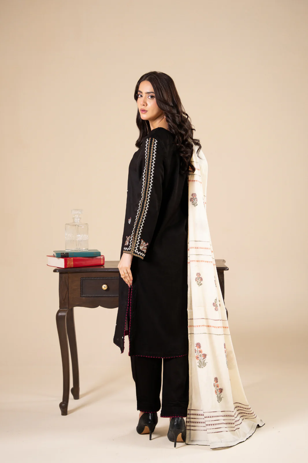 Saaya 3 Piece - Image 4