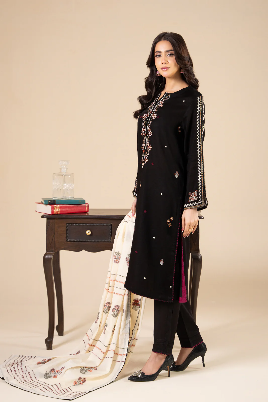 Saaya 3 Piece - Image 5