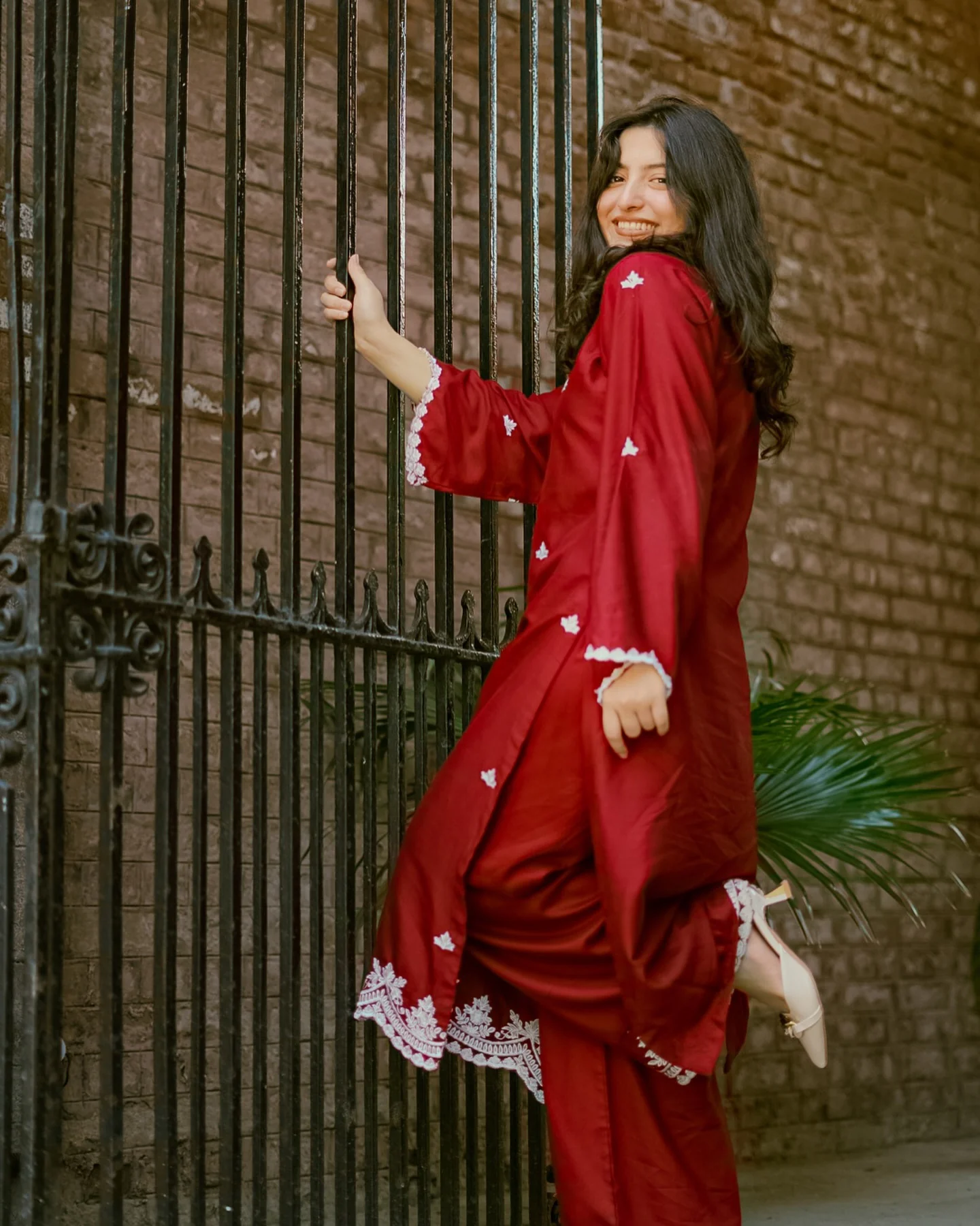 Surkh 2 Piece - Image 7